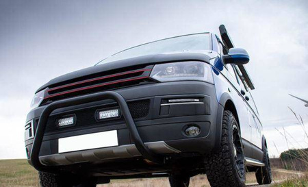 VW T5 MRIEŽKA 09-15 BEZ ZNÁMKY ČIERNA ČERVENÁ