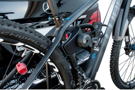 Nosič Aguri Active Bike so 4 bicyklami na závesnej plošine 