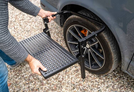 Skladací stupienok na pneumatiky, kolesový rebrík