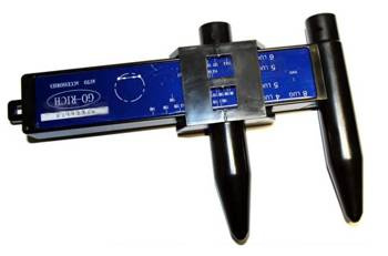 Merací prístroj na meranie vzdialenosti skrutiek v ráfiku