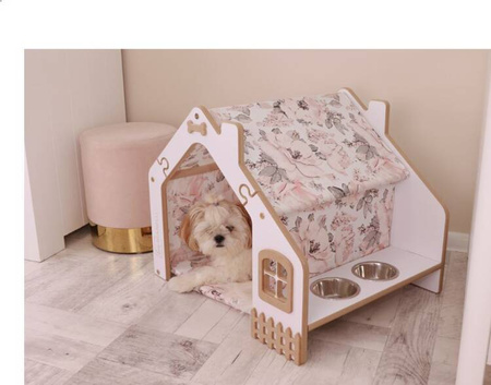 Drevená búdka pre psa s pelechom a miskami, ružové kvety