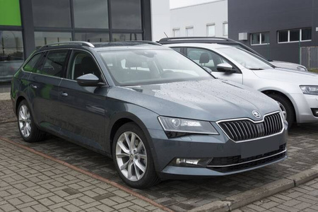 SKODA SUPERB 3 kombi Čierna ochranná krytka zadného nárazníka (lišta)