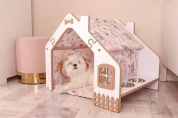 Drevená búdka pre psa s pelechom a miskami, ružové kvety