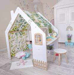 Pracovný stôl so zelenými listami